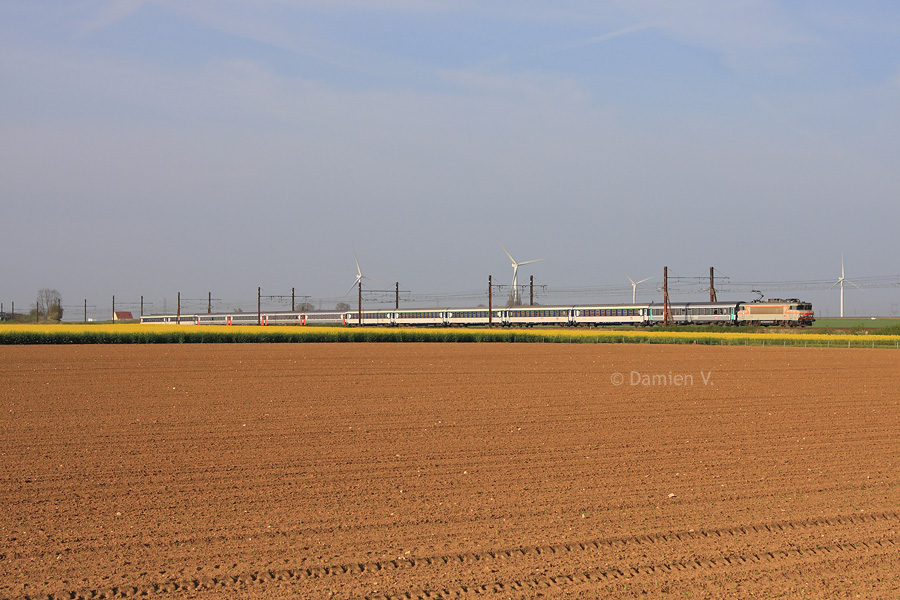 Apr&egrave;s avoir assur&eacute; un train de p&eacute;lerins en sens inverse, la BB 7255 remonte depuis Lourdes cette rame vide assez h&eacute;t&eacute;roclite. Elle est vue ici du c&ocirc;t&eacute; de Tivernon, entre Orl&eacute;ans et Paris.