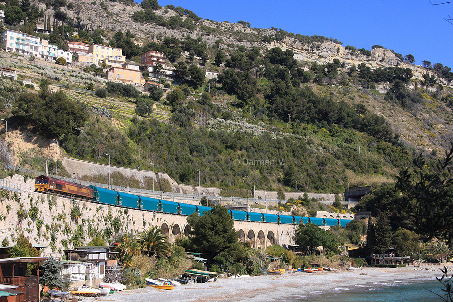 La Class66 66029 est vue en t&ecirc;te du train n&deg; 49394 acheminant des co&iuml;ls de Ventimiglia &agrave; Besan&ccedil;on, juste avant d'entrer en territoire Fran&ccedil;ais.