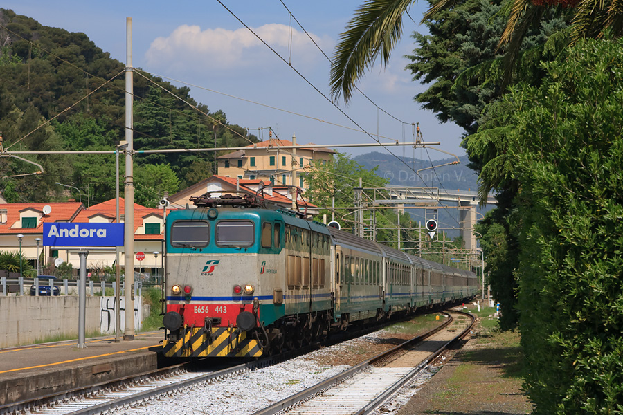 La E 656-443 traverse la petite gare d'Andora, emmenant derri&egrave;re elle l'EC 660 Milano - Ventimiglia.