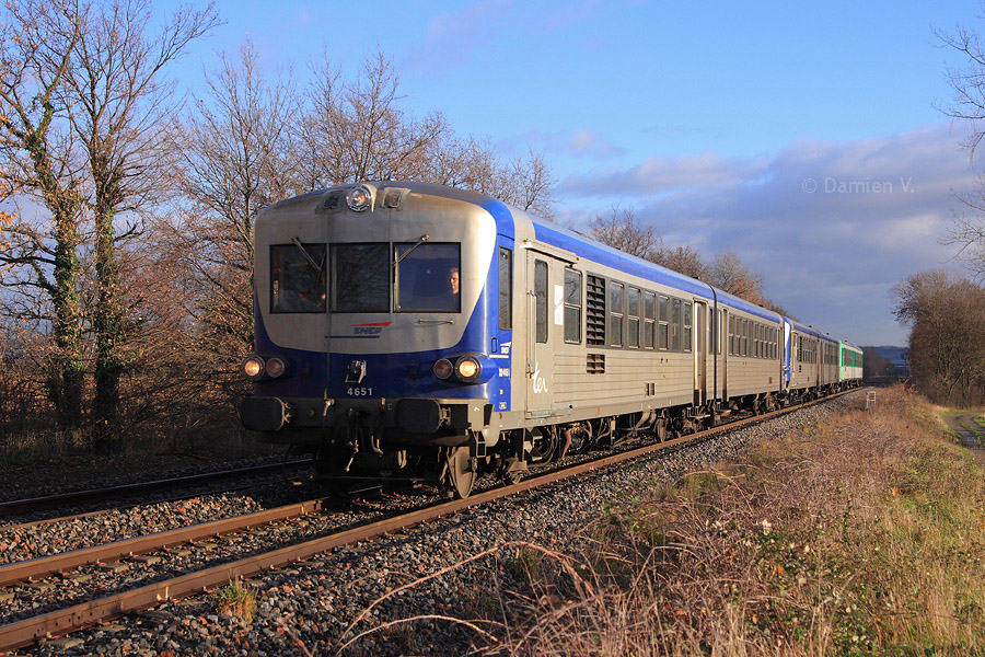 Les X 4630 de Lyon-Vaise vivent leurs derni&egrave;res semaines, avant leur remplacement par des ATER. Ici, les X 4651, 4709 et 4729 se rendent &agrave; vide de Lyon-St-Paul &agrave; Lozanne afin d'assurer des TER de sens inverse sur les lignes de l'Ouest Lyonnais plus tard dans la journ&eacute;e.