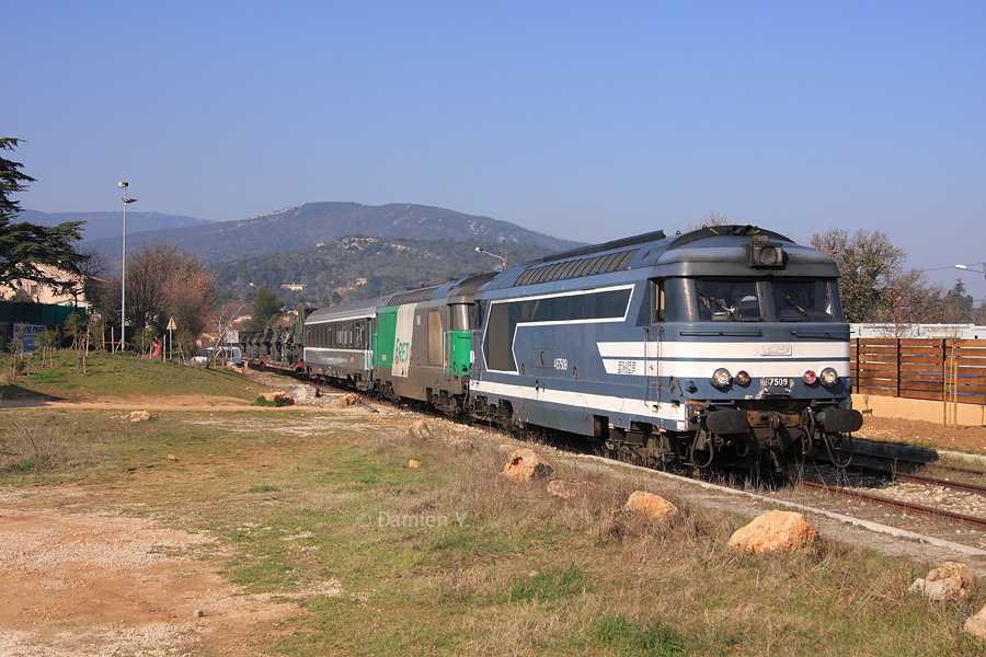 Ce train militaire &agrave; destination de La Motte-Ste-Roseline aborde la gare de St-Maximin, au PK 42 de la voie unique, emmen&eacute; par deux BB 67400.