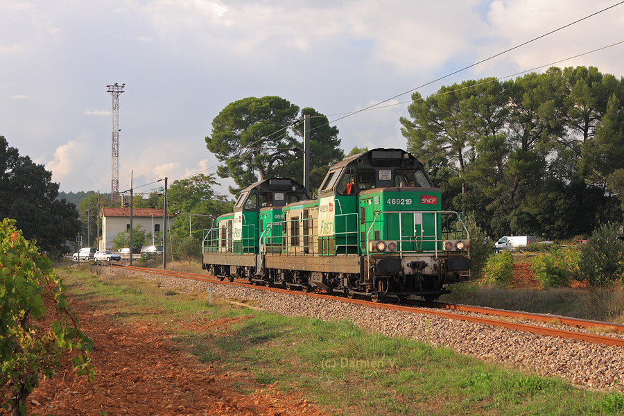 Après avoir laissé leur train militaire à La Motte-Ste-Roseline, les BB 69219 et 69314 redescendent HLP aux Arcs-Draguignan, où ils seront incorporés dans un train de machines pour Miramas.