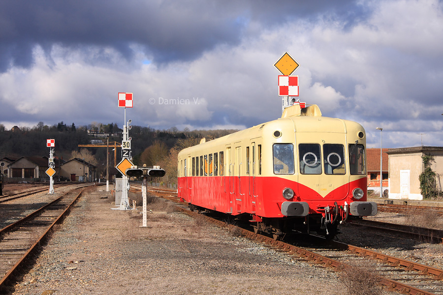 Entre deux marches sp&eacute;ciales, l'X 2403 prend la pose devant les incontournables signaux m&eacute;caniques de la gare du Buisson.