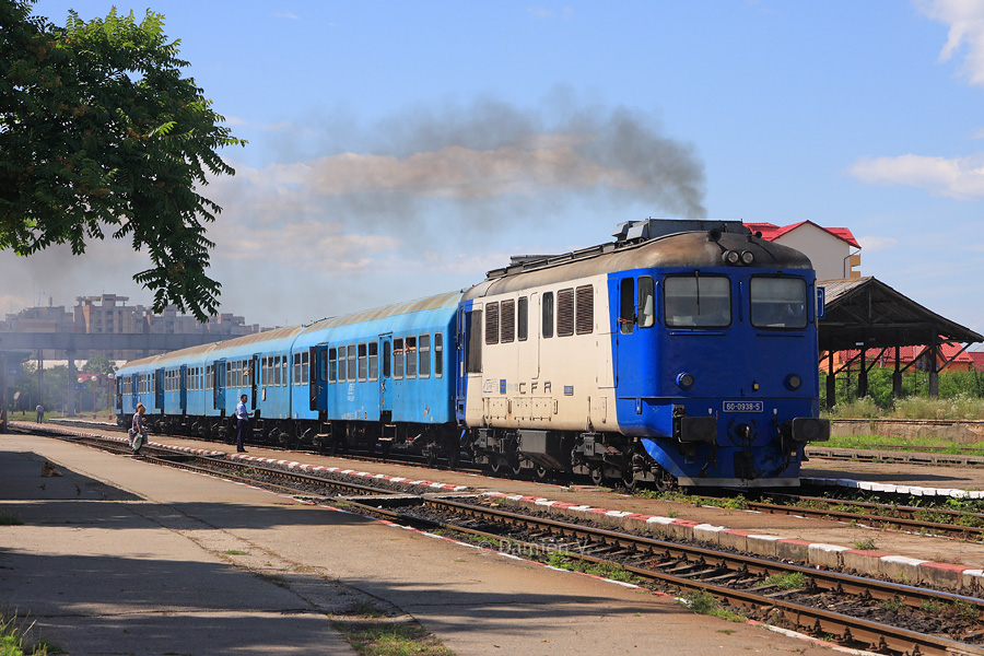 La locomotive classe 60 d&eacute;gage une belle fum&eacute;e pour d&eacute;coller les quatre voitures qui composent le "Personal" n&deg; 9543 Piteşti - Piatra Olt. Ce trajet de 98 km durera environ 2h30...