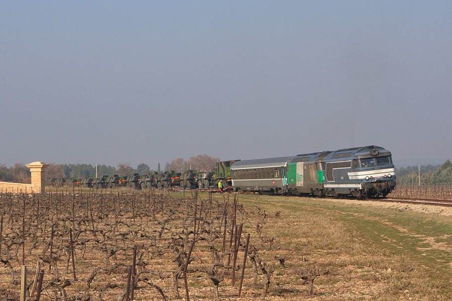 Men&eacute; par les BB 67509 et 67401, ce train militaire &agrave; destination de La Motte-Ste-Roseline traverse le vignoble de Roquefeuille.