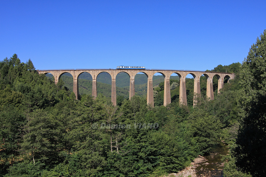 Effectuant une marche sp&eacute;ciale entre N&icirc;mes et Langogne, l'X 2819 franchit au ralenti l'imposant viaduc de Chamborigaud... Du grand spectacle !