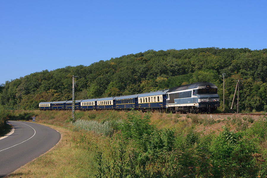 Assurant un train spécial pour "La Forêt des Livres", le CC 72061 et sa rame POE s'inscrivent dans une belle courbe en sortie de Veigné, sur la ligne Tours - Loches.