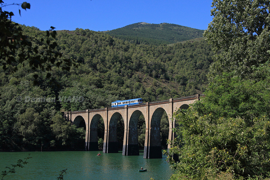 L'X 2819 vient de quitter la gare de Villefort, et franchit le c&eacute;l&egrave;bre viaduc de l'Altier, lors de sa marche sp&eacute;ciale entre Nimes et Langogne.