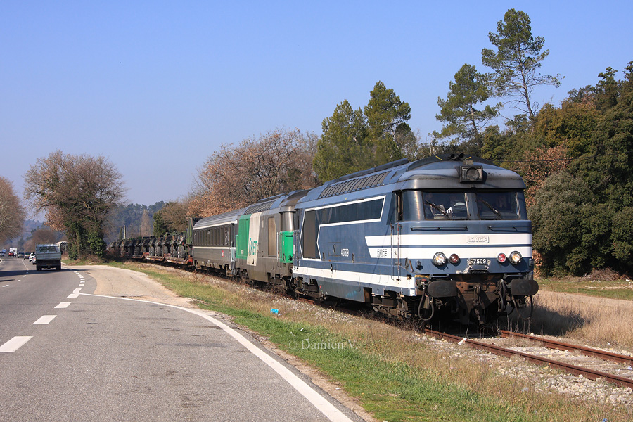Emmen&eacute; par les BB 67509 et 67401, ce train militaire &agrave; destination de La Motte-Ste-Roseline empruntant la ligne strat&eacute;gique Gardanne - Brignoles - Carnoules, longe la "route des vacances", la c&eacute;l&egrave;bre Nationale 7.