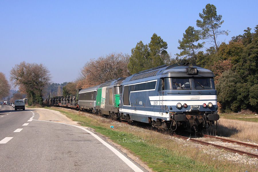 Emmené par les BB 67509 et 67401, ce train militaire à destination de La Motte-Ste-Roseline empruntant la ligne stratégique Gardanne - Brignoles - Carnoules, longe la "route des vacances", la célèbre Nationale 7.