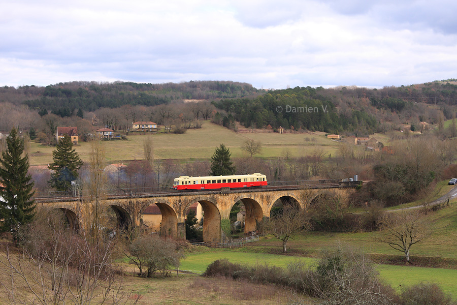 D&eacute;butant sa marche retour entre Le Buisson, Agen et Foix, l'X 2403 franchit le viaduc de Belv&egrave;s, au c&oelig;ur de la campagne P&eacute;rigourdine.