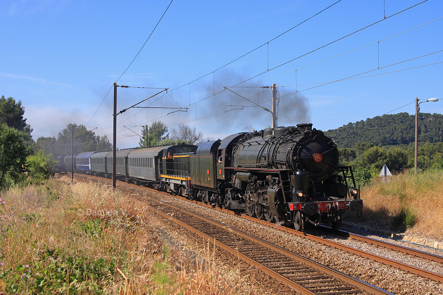 141 R en t&ecirc;te, la rame qui a servi au tournage de quelques sc&egrave;nes du film "La Fille du Puisatier" rentre sur N&icirc;mes puis Toulouse. Elle est vue ici dans la courbe de Port-d'Alon, &agrave; St-Cyr-sur-Mer.
