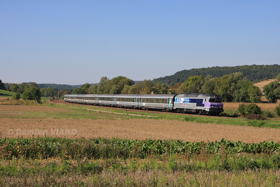 Mené par le CC 72140, cet IC Paris - Mulhouse passe en milieu d'après-midi sur la commune de Braux-le-Châtel.