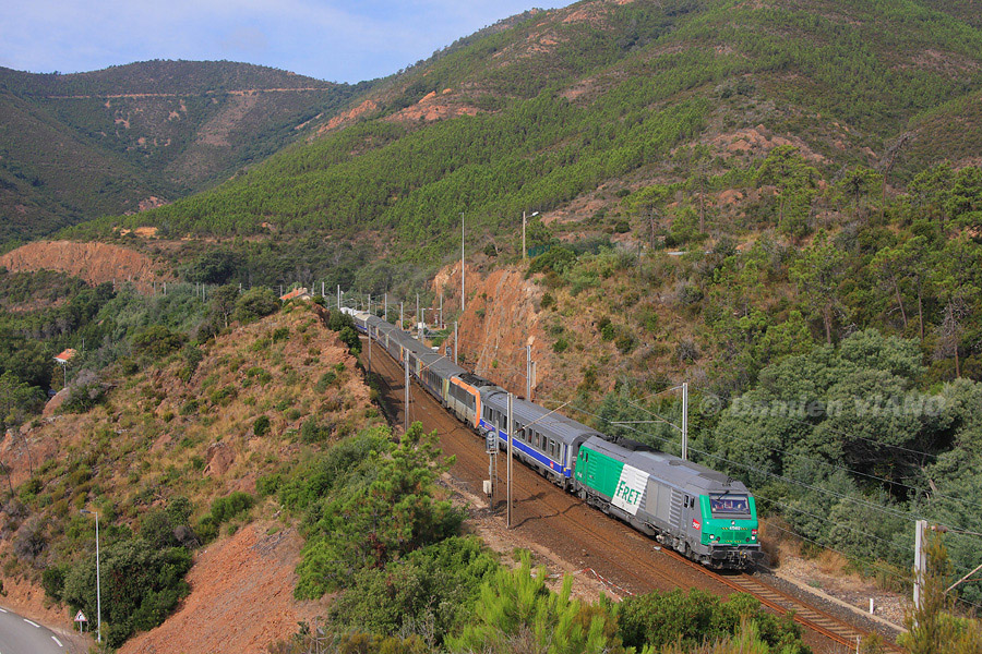 La BB 75402 est photographi&eacute;e dans les courbes du Trayas en t&ecirc;te de son train d'essais, lors d'une marche Aubagne - Nice-Ville.