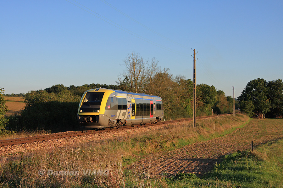 Cet X 73500 "Vanille-Fraise" est surpris du côté de Gurgy, assurant le TER 892016 entre Auxerre et Laroche-Migennes.