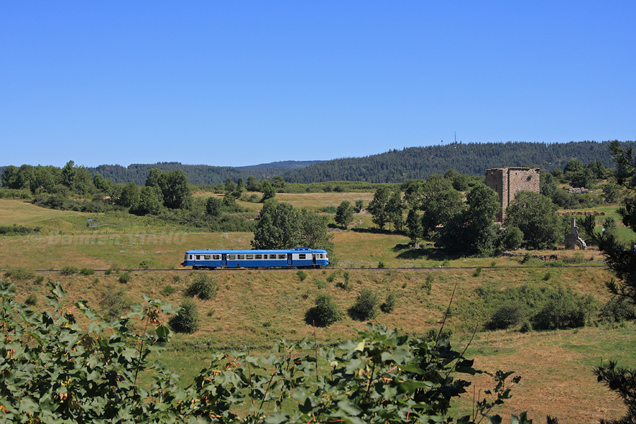 Lors de sa marche sp&eacute;ciale entre N&icirc;mes et Langogne, l'X 2819 passe au pied de la Tour de Concoules, situ&eacute;e en Ard&egrave;che. La rivi&egrave;re Allier, qui fait office de fronti&egrave;re d&eacute;partementale, s&eacute;pare l'autorail du photographe.