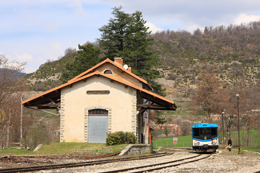 Assurant le train Digne - Nice de la mi-journ&eacute;e, l'X 303 est vu lors de son arr&ecirc;t en gare du Fugeret, remplissant pleinement sa mission d'omnibus puisqu'une dame &acirc;g&eacute;e s'appr&ecirc;te &agrave; y prendre place, certainement pour se rendre au village suivant, Annot, beaucoup plus important.