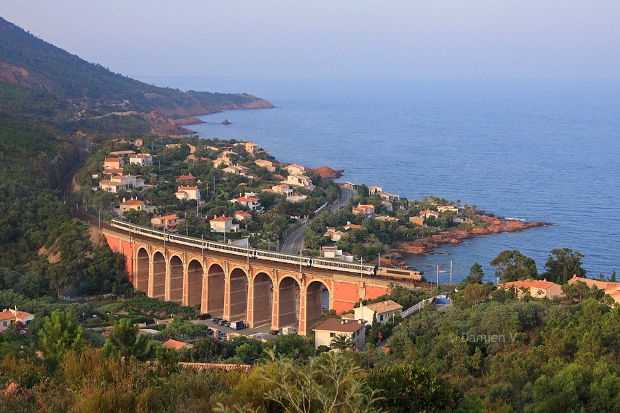 Sous un soleil d&eacute;clinant, le Corail Lun&eacute;a n&deg; 4724 &agrave; destination de Nantes franchit le c&eacute;l&egrave;bre viaduc d'Anth&eacute;or, dans le massif de l'Est&eacute;rel.