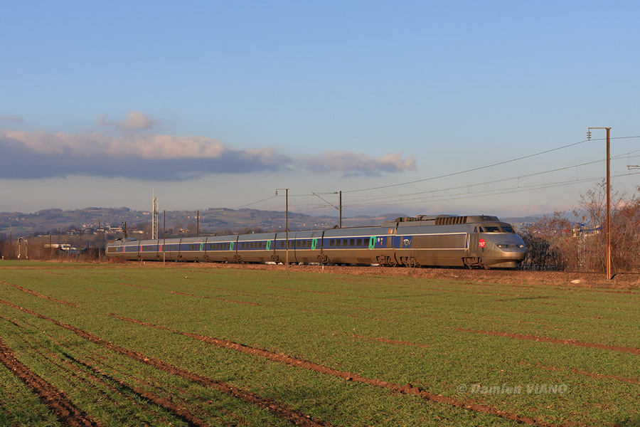 La rame Sud-Est n&deg; 32 assurant le TGV 6976 Annecy - Paris est vue sur la voie unique, en sortie de Rumilly.