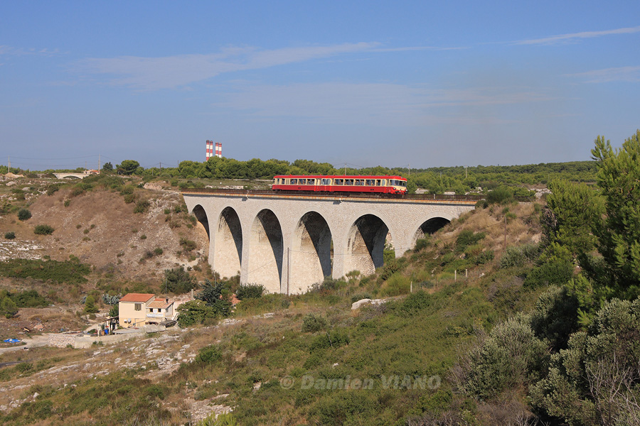 L'X 4567 red&eacute;marre de la gare de La Couronne-Carro, o&ugrave; il a effectu&eacute; un arr&ecirc;t photo de quelques minutes, et franchit ici le viaduc du Verdon. Il effectue une marche sp&eacute;ciale entre Marseille et Miramas, par la ligne de la C&ocirc;te Bleue.