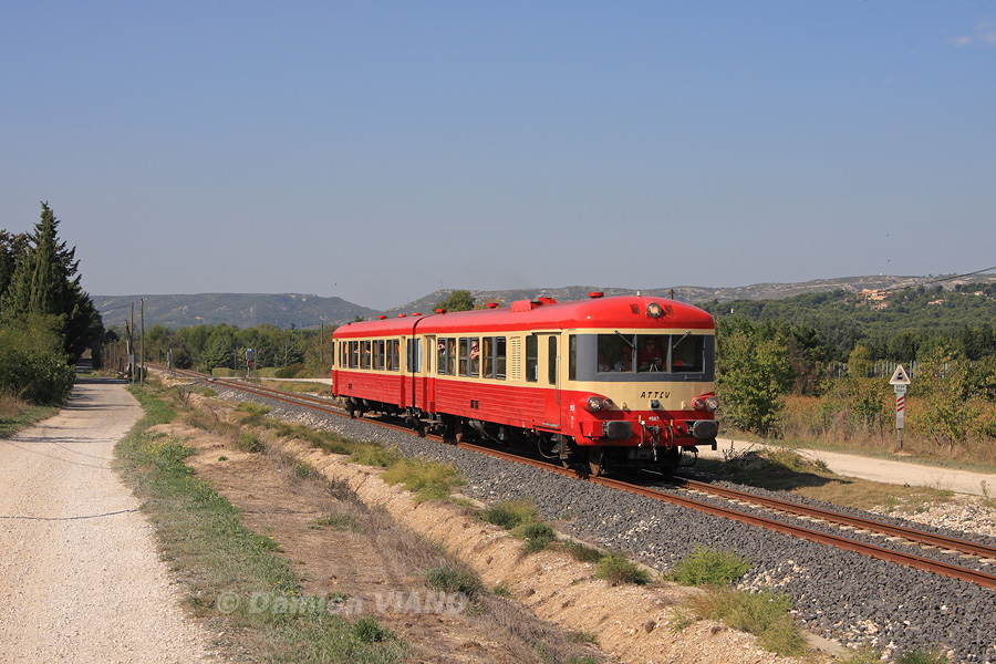 L'X 4567 est photographi&eacute; ici sous le soleil de Provence, lors d'une marche entre Miramas et Marseille via Rognac et Aix-en-Provence. &Agrave; noter que les derniers trains de voyageurs ayant emprunt&eacute; cette ligne sont les TER Marseille - Brian&ccedil;on d&eacute;tourn&eacute;s par Rognac lors de la fermeture de la ligne Marseille - Aix pour modernisation entre 2006 et 2008.