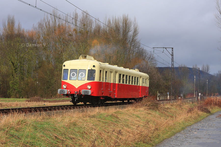 Sous une timide &eacute;claircie, l'X 2403 se pr&eacute;sente peu avant la gare de Loures-Barbazan, alors qu'il effectue une marche sp&eacute;ciale de Toulouse &agrave; Luchon.
