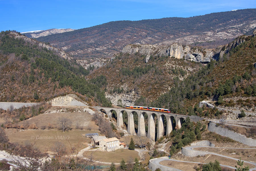 Effectuant ce jour-l&agrave; des marches d'essais en UM, les AMP 803/804 et 805/806 s'inscrivent dans le cadre grandiose du Viaduc de Maouna, sur la commune de M&eacute;ailles.