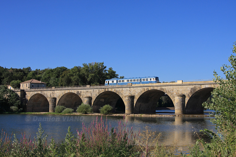 L'X 2819 est vu au sud d'Al&egrave;s, sur un pont franchissant le Gardon. Parti un peu plus t&ocirc;t de N&icirc;mes sur une marche sp&eacute;ciale, il se rend &agrave; Al&egrave;s puis se lance &agrave; l'assaut des C&eacute;vennes jusqu'&agrave; Langogne.