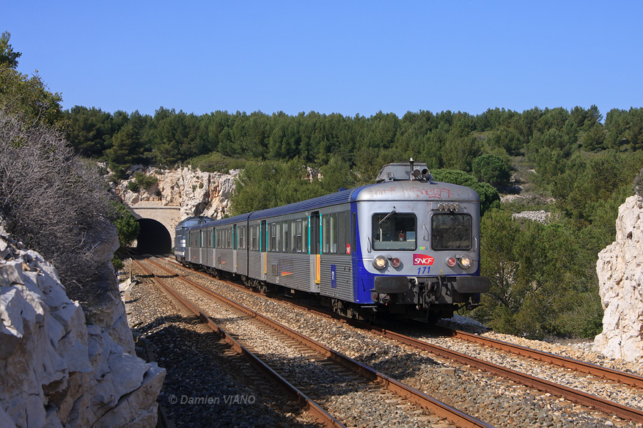 Assurant un TER &agrave; destination de la capitale Phoc&eacute;enne, la RIO 171 d&eacute;bouche du tunnel de Cavallas.