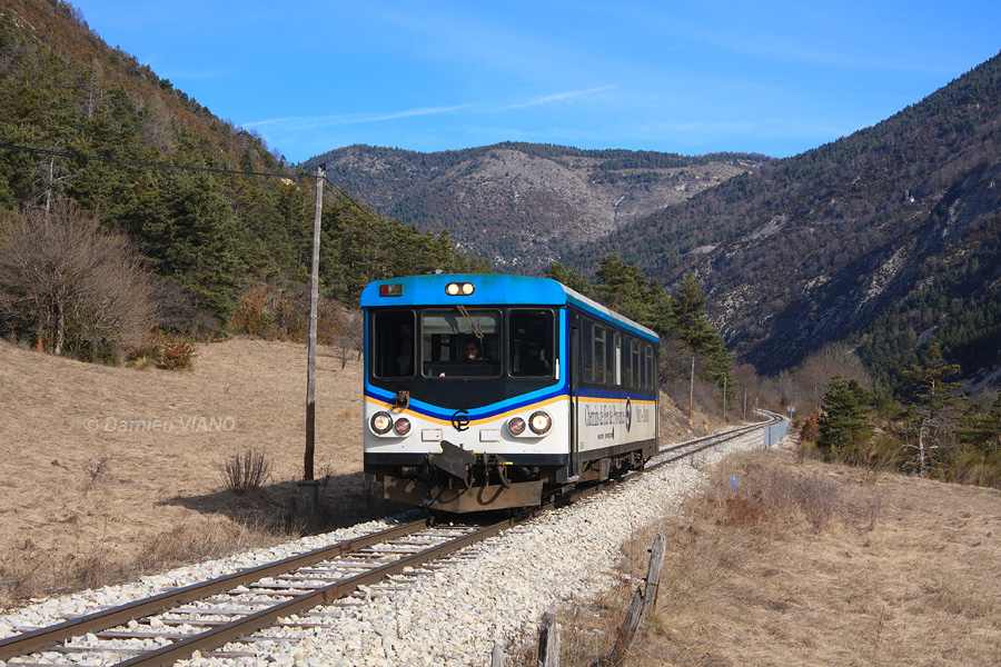 L'X 304 est vu du c&ocirc;t&eacute; de Thorame-Haute, assurant le train 3 Nice - Digne-les-Bains.