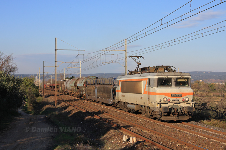 Men&eacute; par une belle BB 7200 plaqu&eacute;e, le train de fret n&deg; 58291 reliant Sibelin &agrave; Perpignan est vu sur la ligne de la Rive Droite du Rh&ocirc;ne, peu apr&egrave;s Remoulins.