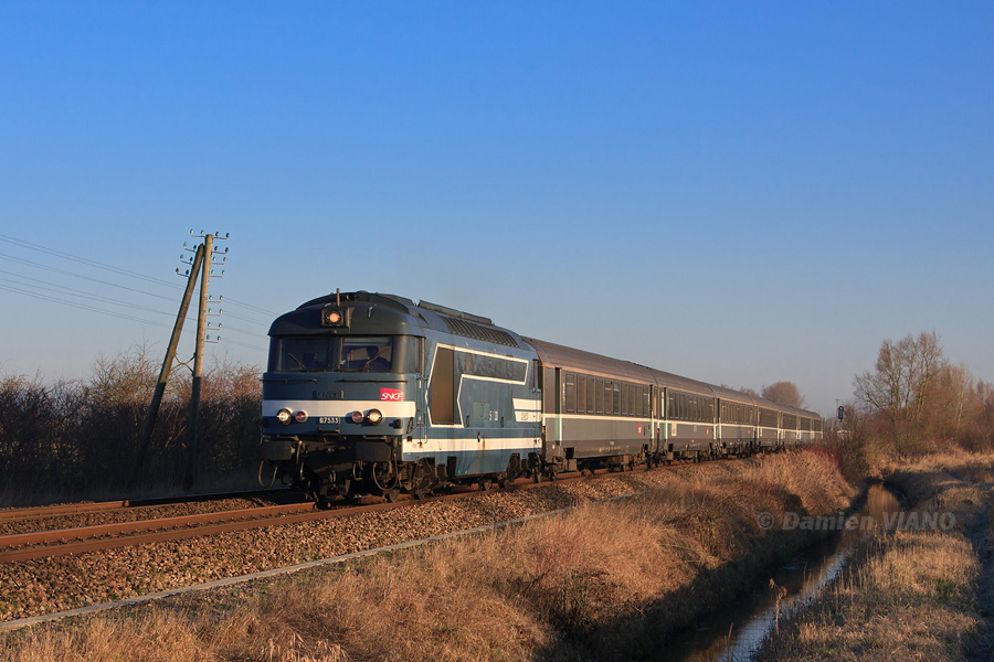 BB 67533 en tête, l'IC 2014 reliant Boulogne à Paris-Nord se présente sous les premiers rayons du soleil un peu avant Noyelles.
