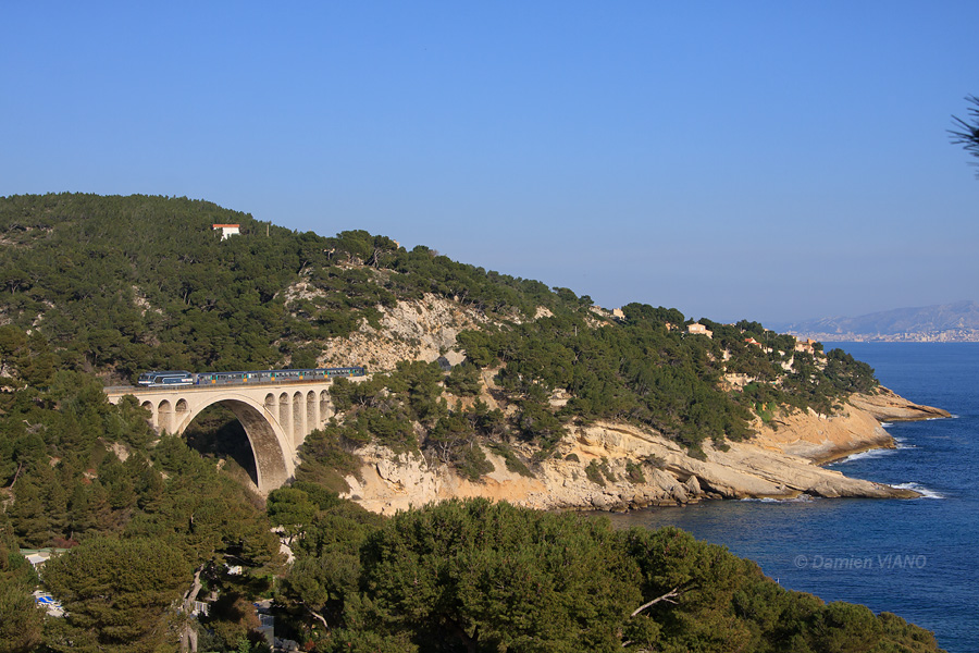 BB 67493 et RIO r&eacute;nov&eacute;e composent le TER 879762 reliant Marseille &agrave; Miramas par la ligne de la C&ocirc;te Bleue, vu ici sur le Viaduc des Eaux-Sal&eacute;es, avec Marseille en toile de fond.