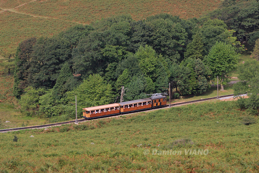 Compos&eacute;e de deux voitures Soul&eacute; en bois verni, et d'une locomotive &agrave; courant triphas&eacute; inspir&eacute; d'un mod&egrave;le suisse de la fin du XIX&egrave;me si&egrave;cle, cette rame du Chemin de Fer de la Rhune poursuit l'ascension du sommet &agrave; la vitesse de 8 km/h.