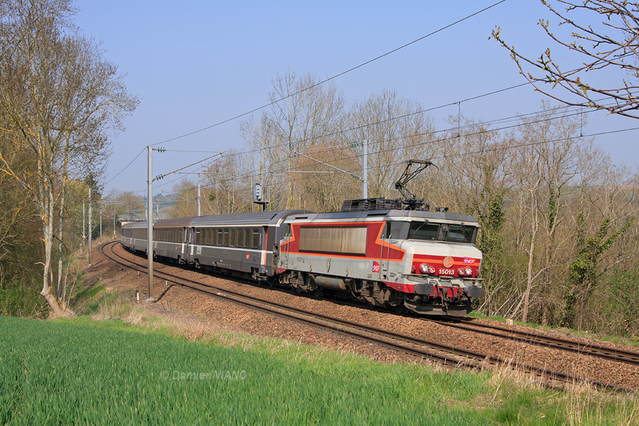 La BB 15013 surgit de la for&ecirc;t du c&ocirc;t&eacute; de Guainville, alors qu'elle assure l'IC 3338 Caen - Paris-St-Lazare.