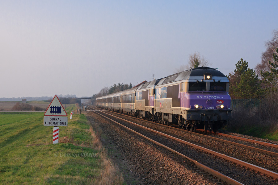 Le CC 72189 est en charge de l'IC 1641 Paris - Troyes, qui va franchir l'ancienne gare de Savi&egrave;res, avec le CC 72151 en v&eacute;hicule.
