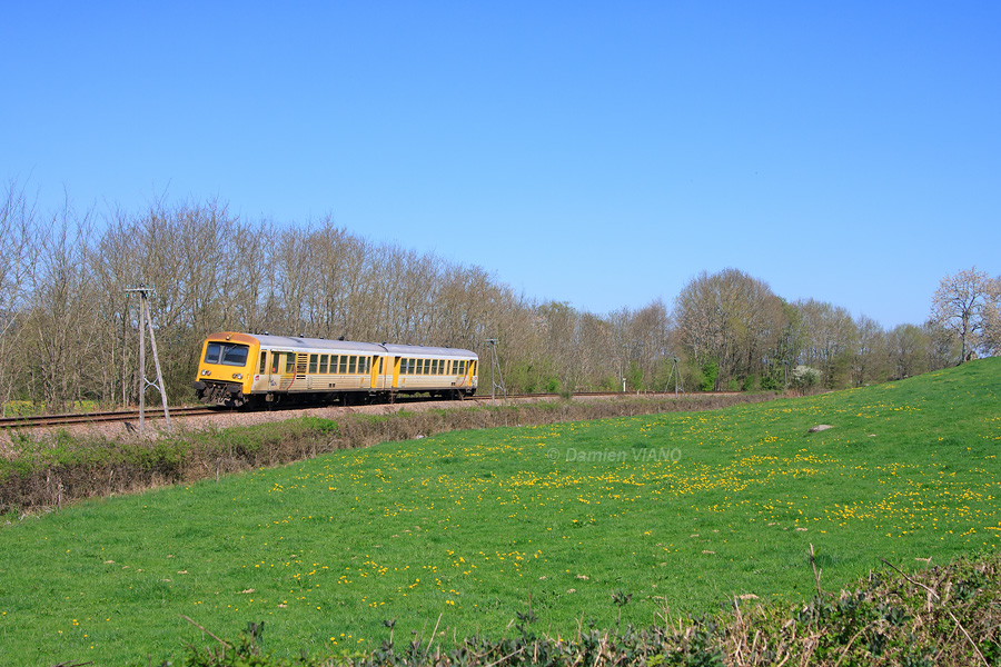 L'X 4800 s'inscrit dans une belle courbe du côté de Laizy, alors qu'il effectue une courte mission Autun - Étang.
