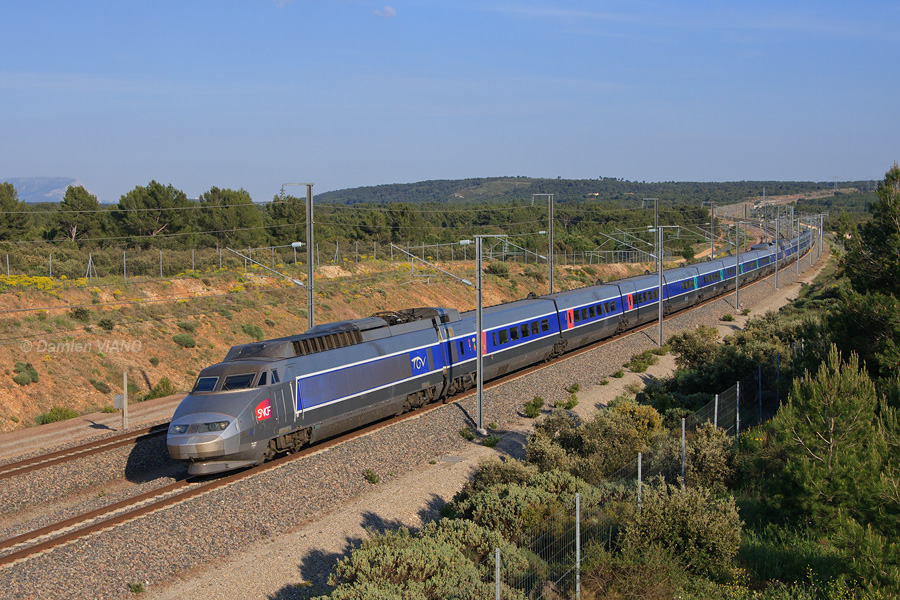 Les rames Sud-Est N° 32 et 19, vues dans les collines au nord d'Aix-en-Provence, assurent ce soir-là le TGV 6870 Marseille - Melun.
