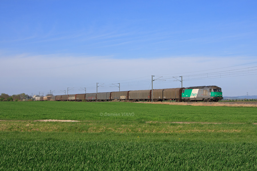BB 67417 &agrave; la traction, le Fret 58844 file en direction de Clermont-Ferrand ; le convoi est photographi&eacute; sur la commune de Surat, au nord-est de Riom.