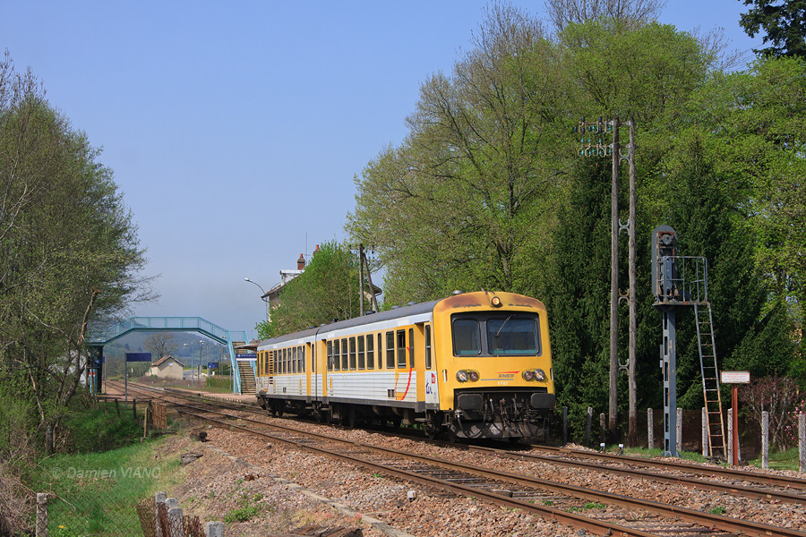 Assurant un TER &Eacute;tang - Montchanin, l'X 4787 red&eacute;marre ici de la gare de Marmagne.