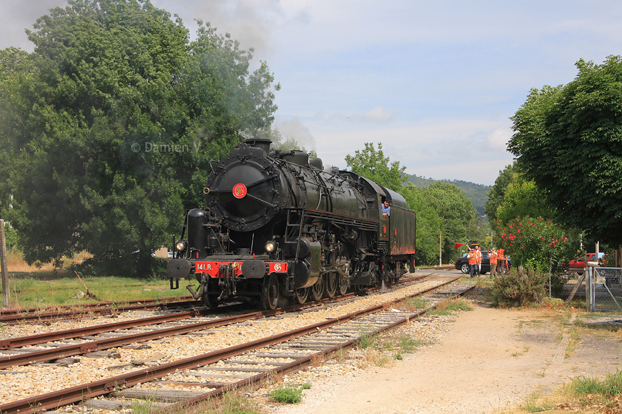 Apr&egrave;s avoir mont&eacute; sa rame de Carnoules &agrave; Brignoles en double traction avec le BB 64042, la 141 R 1126 est vue lors d'une man&oelig;uvre en bout de gare c&ocirc;t&eacute; Gardanne. Le passage &agrave; niveau que l'on voit en arri&egrave;re-plan a &eacute;t&eacute; sp&eacute;cialement prot&eacute;g&eacute; pour l'occasion.