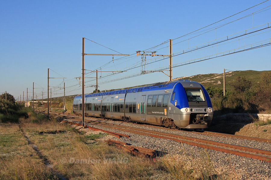 Le B 81763/81764 passe &agrave; St-Chamas en ce d&eacute;but de matin&eacute;e ensoleill&eacute;e, alors qu'il assure le TER 879509 reliant la Cit&eacute; des Papes &agrave; la capitale Phoc&eacute;enne.