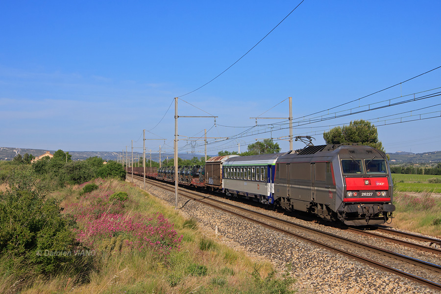 La BB 26227 est vue &agrave; St-Chamas en t&ecirc;te du train militaire 445500 &agrave; destination de Carcassonne. Jusqu'&agrave; Miramas, ce train achemine en queue une rame de wagons vides servant au transport de tuyaux destin&eacute;s &agrave; la construction d'un aqueduc dans le Var, entre le Verdon et le lac de St-Cassien.