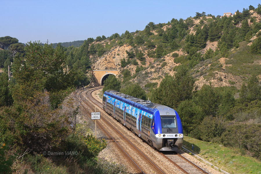 Sortant du tunnel de L'Ant&eacute;nor 1, le BGC pellicul&eacute; &agrave; l'occasion de la r&eacute;ouverture de la ligne Marseille - Aix-en-Provence assure un TER Miramas - Marseille.