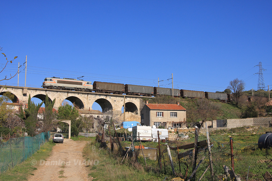 La BB 7372 est vue sur un petit viaduc peu apr&egrave;s Beaucaire, assurant le train 75690 reliant Fos-Coussoul au triage d'Hourcade, pr&egrave;s de Bordeaux.