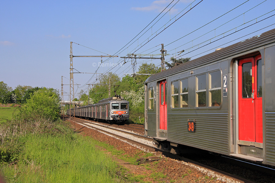 Alors que les Z 5349 et 5312 d&eacute;marrent de la gare des Essarts-le-Roi avec un Rambouillet - Paris, une autre UM compos&eacute;e des Z 5309 et 5362 assurant la relation inverse se pointe au loin...