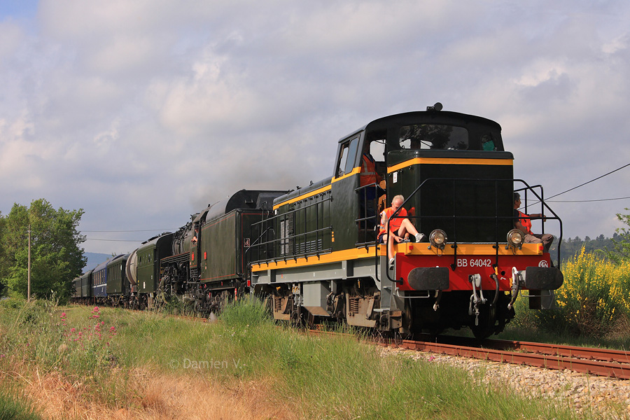Vue sur la commune de Camps-la-Source, la double traction BB 64042 - 141 R 1126, tender en avant, emm&egrave;ne de Carnoules &agrave; Brignoles une rame destin&eacute;e au tournage de quelques sc&egrave;nes du film "La Fille du Puisatier".