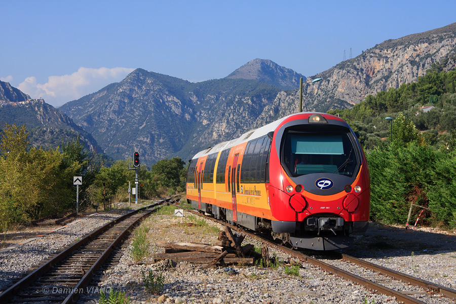Le train 6 en provenance de Digne entre en gare de St-Martin-du-Var, sur la section p&eacute;riurbaine de la ligne r&eacute;cemment dot&eacute;e de la signalisation lumineuse.