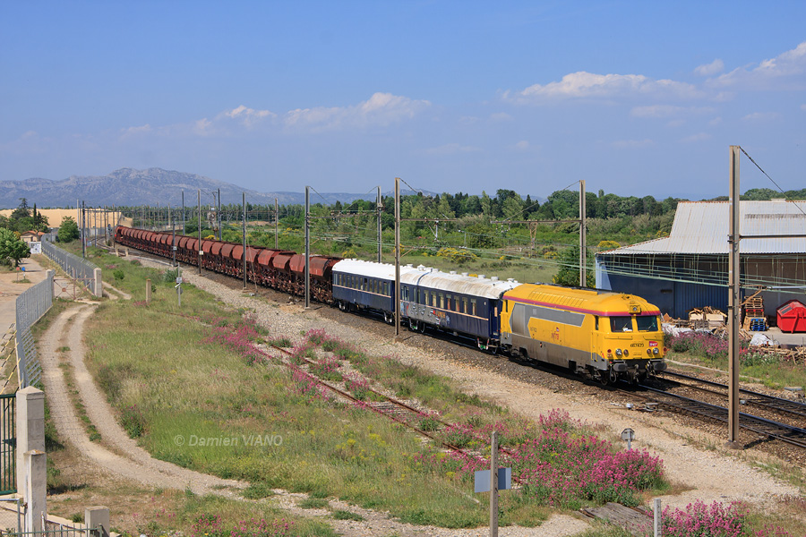 Arrivé à Miramas, son terminus, le convoi doit maintenant refouler vers le faisceau Infra, où les voitures Pullman seront séparées des trémies, et stationneront encore plusieurs mois avant de poursuivre leur épineux voyage...