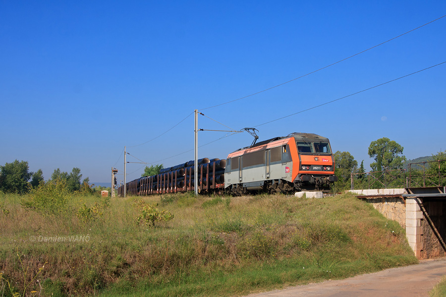 Bien &agrave; l'heure, la BB 26211 s'engage sur la VUTR de La Motte-Ste-Roseline avec 30 wagons charg&eacute;s de tuyaux, destin&eacute;s &agrave; construire une liaison hydraulique reliant le Verdon au Lac de St-Cassien, de part et d'autre du d&eacute;partement du Var.